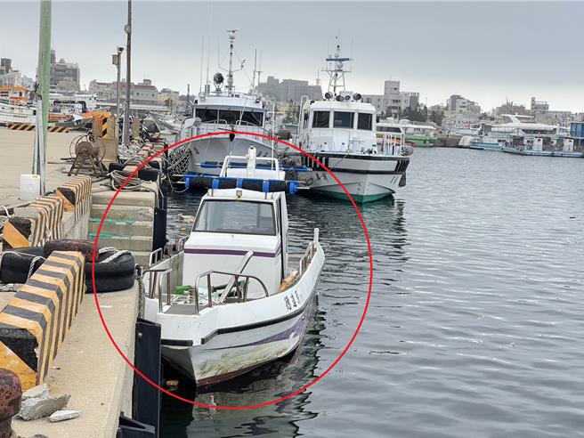 2024年10月23日澎湖县／澎湖检警在海上查获男子吴冠宏及陈常作以「德进源1号」快艇接运K毒45袋，共895公斤，「德进源1号」快艇（红圈处）已被没入。（资料照片）