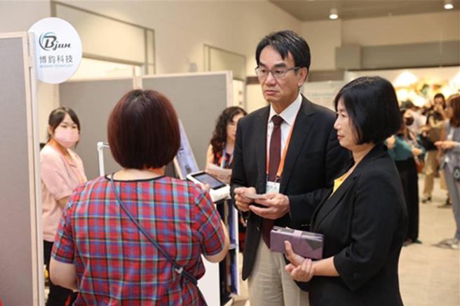 数位发展部次长林宜敬（中）、数产署副署长陈慧敏（右）听取AI资服业者产品解说。图／数发部提供