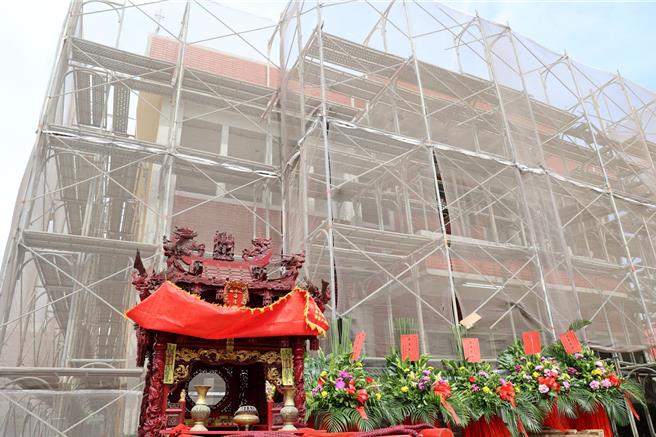 雲林縣台西警分局整併四湖鄉3派出所，選定三崙派出所作為辦公處，四湖鄉海清宮包公祖廟得知三崙派出所老舊不堪使用，捐贈2000萬元協助整建，23日舉行動土典禮，「包青天助警」傳為美談。（張朝欣攝）