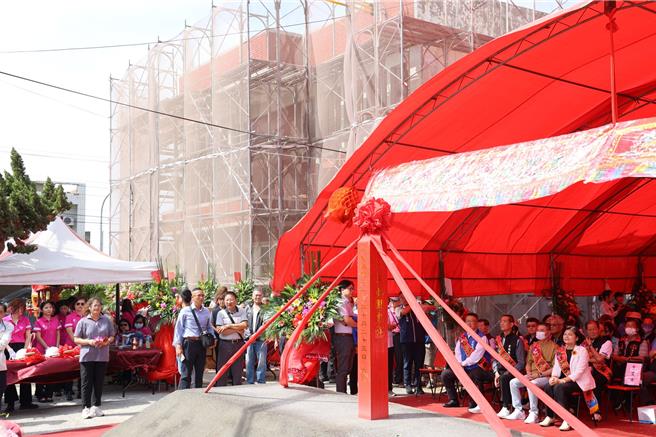 雲林縣台西警分局整併四湖鄉3派出所，選定三崙派出所作為辦公處，四湖鄉海清宮包公祖廟得知三崙派出所老舊不堪使用，捐贈2000萬元協助整建，23日舉行動土典禮，「包青天助警」傳為美談。（張朝欣攝）