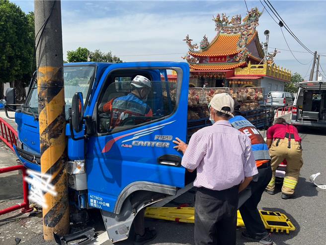 麻豆消防分隊人員用長背板將駕駛搬下車，上擔架床急救。（讀者提供／張毓翎台南傳真）