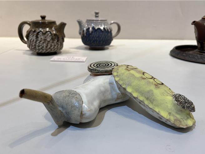 台中市港区艺术中心23日指出，荣获金奖的《带门壶（Fukuromon Pot）》，日本陶艺家中田笃，其创作灵感来自日本和纸气球，作者将薄陶板四周粘合，插入吸管以吹气的方式使其成型。（张妍溱摄）