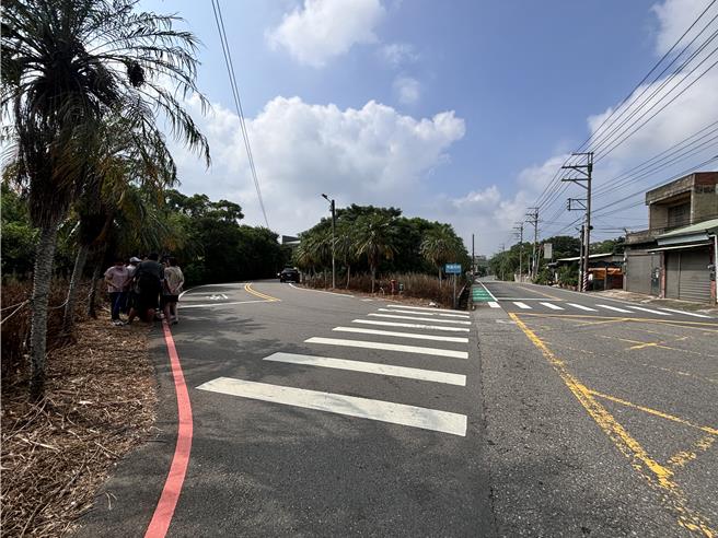 桃園市楊梅區三陽路與梅高路二段為T字路口，因缺乏交通號誌，且位處下坡駕駛人常因車速過快導致車禍事故頻傳，地方盼增設交通號誌。（廖姮玥攝）