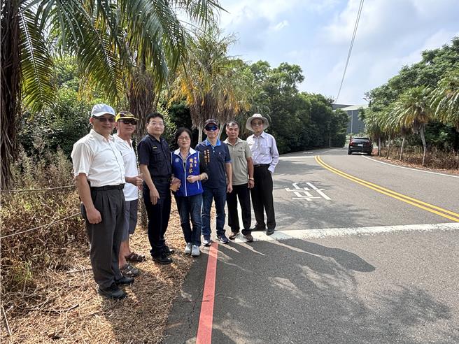 桃園市楊梅區三陽路與梅高路二段為T字路口，因缺乏交通號誌，且位處下坡駕駛人常因車速過快導致車禍事故頻傳，地方盼增設交通號誌。（廖姮玥攝）