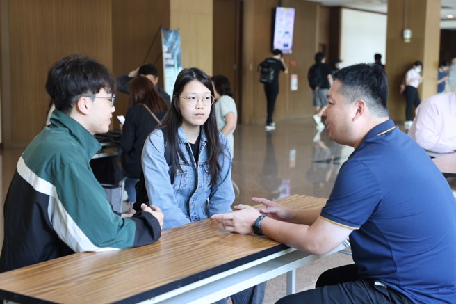 在培訓講座現場還有安排醫材廠商媒合就業實習的機會，讓學生成為最實質的受惠者。(照片/義守大學提供) 