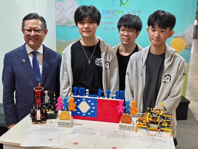 2024 WRO義大利公開賽得獎團隊合影。(照片/臺北市立大安高級工業職業學校提供)
