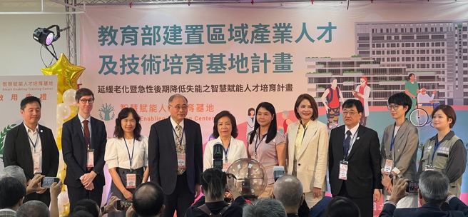 技職司楊玉惠司長、立法院陳菁徽委員與產學代表合影。(照片/教育部提供)