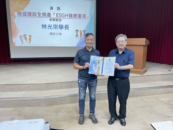 張文宇講座教授（右）致贈感謝狀給林光宗總經理（左），感謝其返校與學弟妹分享職涯經驗。(照片/聖約翰科技大學提供)