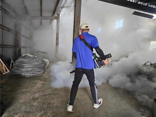 彰化縣傳出今年首例本土登革熱，公所清潔隊已展開清消。（彰化縣政府提供／孫英哲彰化傳真）