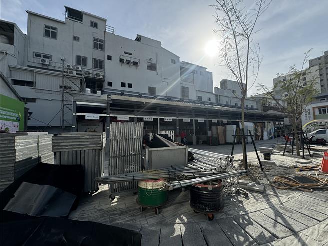 西市场作为台湾设计展主展场之一，场外的街廓工程至今却还在赶工中。（曹婷婷摄）