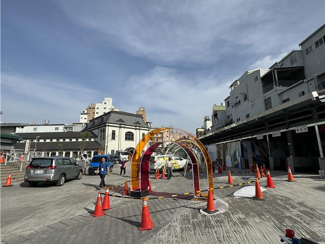西市场作为台湾设计展主展场之一，场外的街廓工程至今却还在赶工中。（曹婷婷摄）