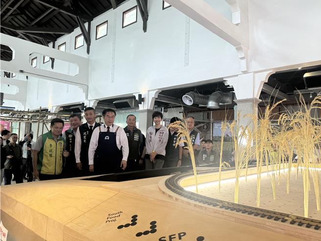 台南市长黄伟哲今天开箱西市场，内部陈设精彩。（曹婷婷摄）