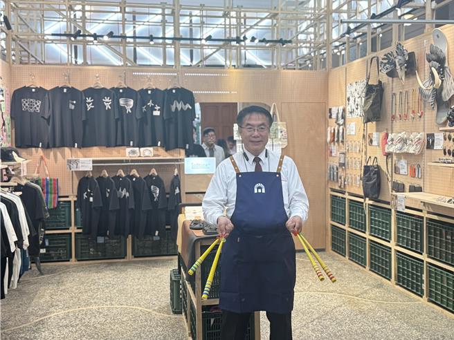 台南市长黄伟哲今天化身一日店长，开箱西市场。（曹婷婷摄）