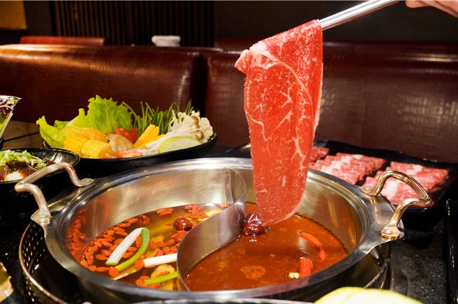 今(23)日是24节气「霜降」，代表天气转凉，又到了吃火锅旺季，连锁锅物品牌抢攻天冷商机，近期不约而同推出特色方案诱客。(马辣国际餐饮集团提供)