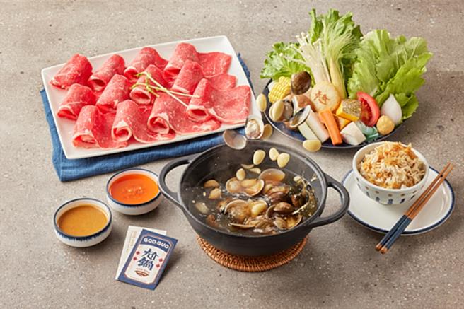 台式潮锅「尬锅」推出平日专属优惠，凡点购2客台式鸡汤套餐，送「尬个炸蛋」配「销魂鸡肉饭」1份。(王品集团提供)