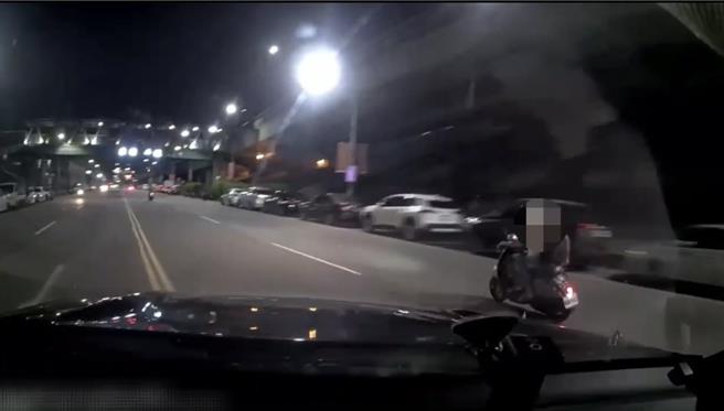 新北市芦洲24岁胡姓男子骑车载20岁张姓友人时，因皆未戴安全帽遭到警方盘查，但因心虚拒检沿街狂飙。（芦洲警分局提供）