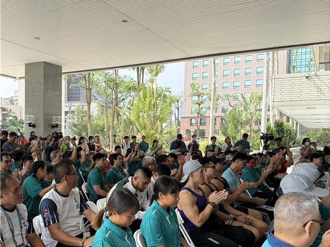 全民運動會高雄代表隊授旗，高雄市長陳其邁宣布要幫選手加碼提高獎金，現場不少人鼓掌歡呼。（紀爰攝）