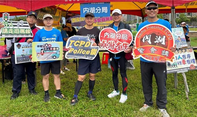 内湖分局在现场设摊宣导交通安全及反诈骗。（翻摄照片／林郁平台北传真）