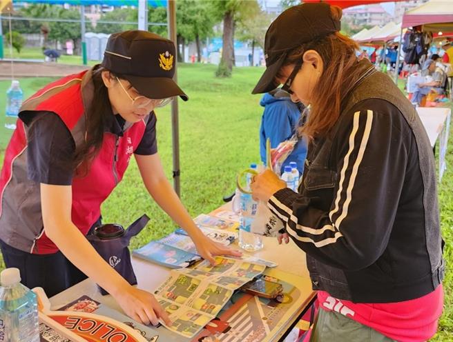 内湖分局在现场设摊宣导交通安全及反诈骗。（翻摄照片／林郁平台北传真）