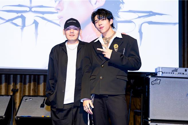 饶舌新人PIZZALI（右）23日举办发片记者会，「玖壹壹」成员春风到场祝贺。（龙大谢音乐提供）