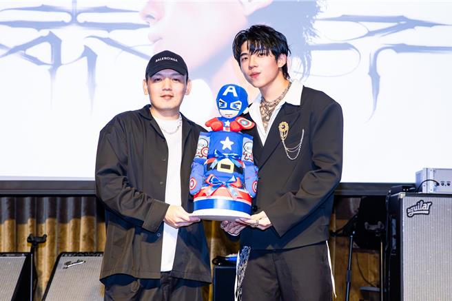 饶舌新人PIZZALI（右）23日举办发片记者会，「玖壹壹」成员春风到场祝贺。（龙大谢音乐提供）