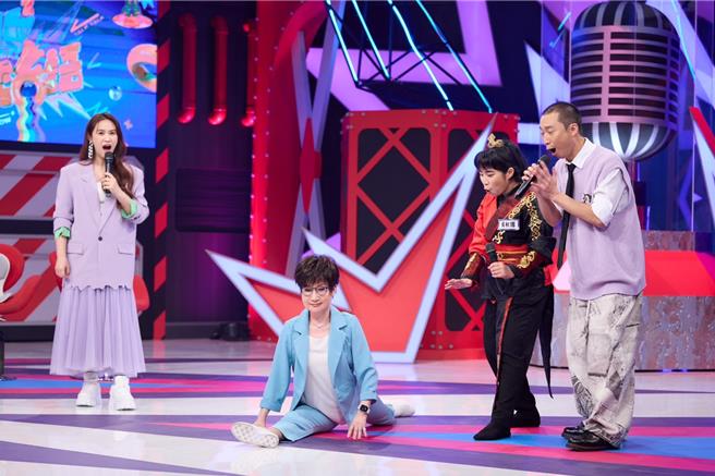 小咪老师秀劈腿，让Sandy吴姗儒、浩子惊呼不已。（公视台语台提供）