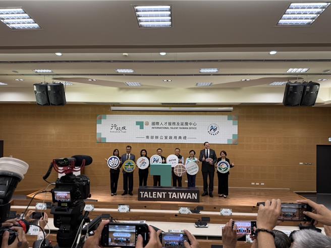 國發會舉辦國際人才服務及延攬中心南部辦公室啟用典禮，未來將提供南臺灣7千餘位外國專業人才，以及其眷屬等一站式服務，協助國際人才於南臺灣深耕發展。（紀爰攝）