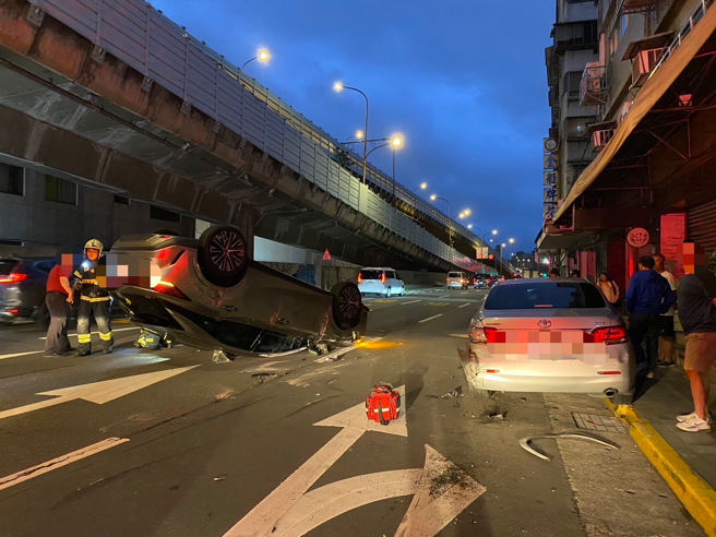 車禍現場有輛休旅車烏龜翻，所幸駕駛輕傷送醫暫無大礙。（翻攝畫面）