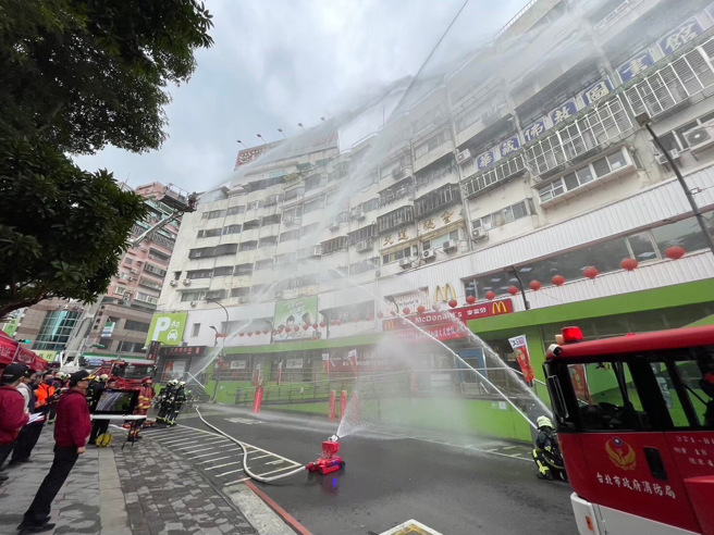 北市消防队针对电动车起火，进行相关安全特别训练。（翻摄画面）