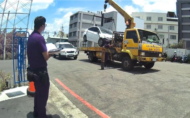 民眾網購或購買偽變造牌照上路遭查獲，最重處1萬800元罰鍰，車輛移置保管，還涉及偽造文書罪。（警方提供／楊靜茹南投傳真）