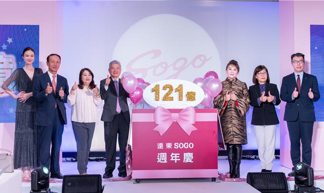 远东SOGO 37周年庆11月7日登场，SOGO董事长黄晴雯（右3）揭示今年全台周年庆目标121亿元、成长1％。（吴松翰摄）