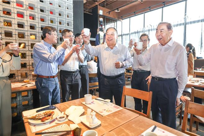 李棟樑犒慰三總松山分院巡迴醫療人員奉獻。軍聞社提供