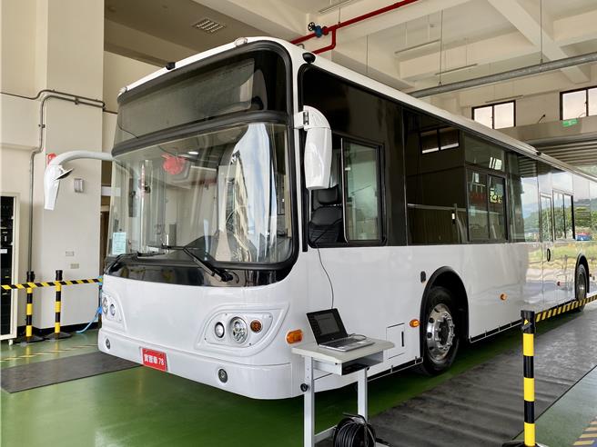 政府推動2030年市區公車及公務車全面電動化，電動公車逐漸普及。（蔡明亘攝）