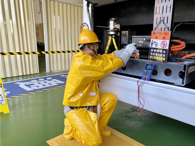 國內大客車保養及維修人力、汽車修護技工及檢驗員面臨轉型，交通部公路局啟動培訓計畫，預計2030年前培育1170名本土保修人才。（蔡明亘攝）