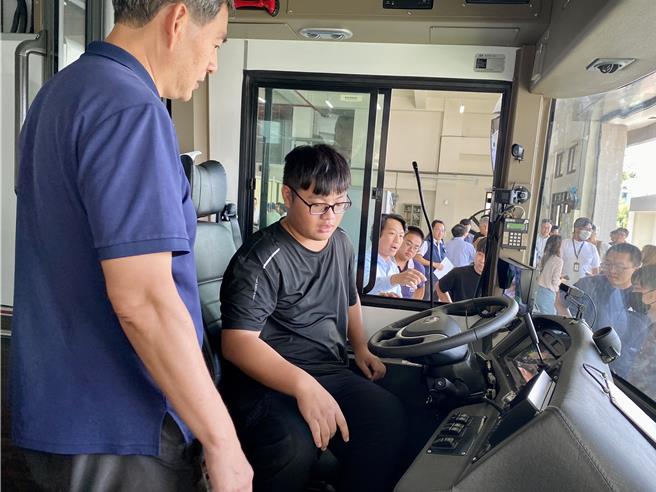 交通部公路局啟動電動大客車保養及維修人力培訓計畫，今年試辦3期訓練課程。（蔡明亘攝）