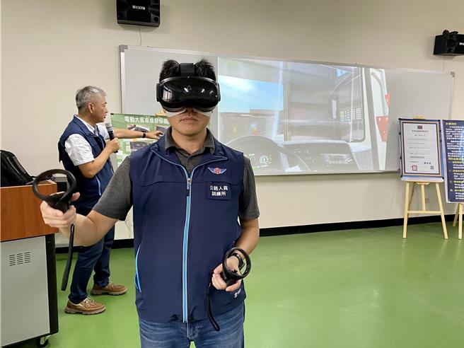 電動大客車保養維修技術VR教學系統，可以VR虛擬實境體驗作業感電危害情境。（蔡明亘攝）