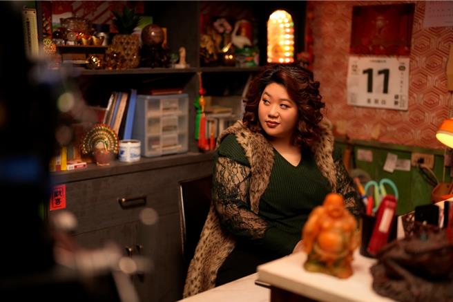 蔡嘉茵頂著大波浪捲髮加半屏山，在《鳳姐》化身茶室老闆娘。（后花園影像製作提供）