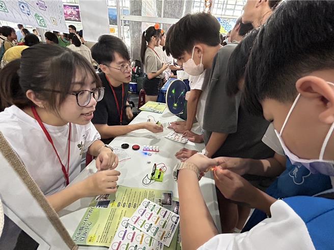 2024台灣科普環島列車23日抵達屏東火車站，現場設有「基本電路」、「螢光大挑戰」等13個攤位，高屏兩地共640名師生挑戰闖關。（謝佳潾攝）