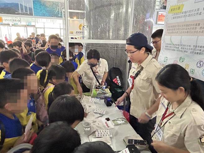  2024台灣科普環島列車23日抵達屏東火車站，現場設有「基本電路」、「螢光大挑戰」等13個攤位，高屏兩地共640名師生挑戰闖關。（謝佳潾攝）