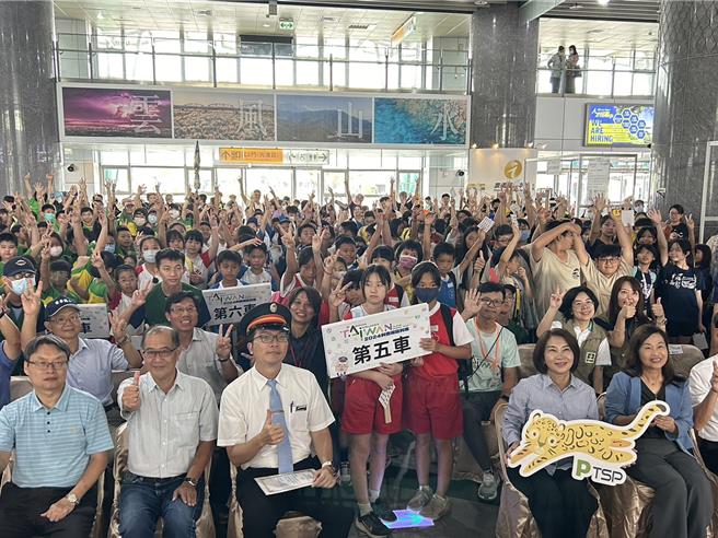  2024台灣科普環島列車23日抵達屏東火車站，現場設有「基本電路」、「螢光大挑戰」等13個攤位，高屏兩地共640名師生挑戰闖關。（謝佳潾攝）