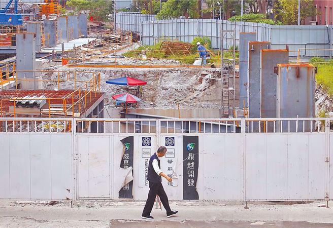 北检日前声请京华城土地扣押获准，图为京华广场施工工地。（中时资料照片）