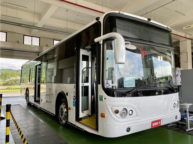 政府推动2030年市区公车电动化，祭出补助计画鼓励客运业者汰换成电动车，并鼓励车商电动车国产化。（蔡明亘摄）