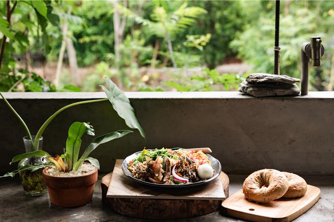 茶香油芒沙拉及红乌龙油芒贝果。（臺东县政府提供）