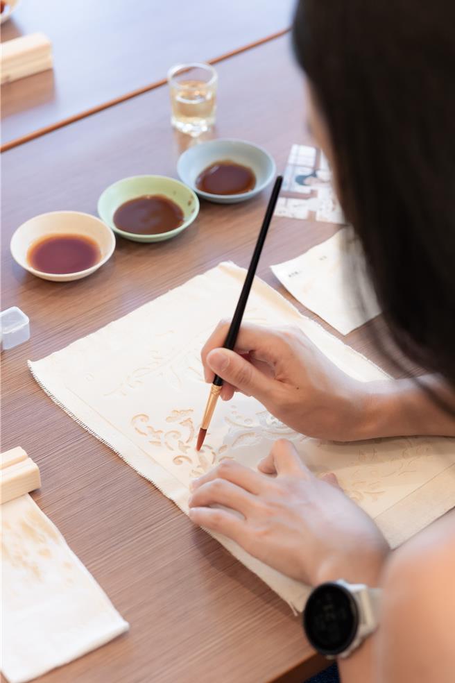 使用三色茶汤，一笔一笔点压出自己的「茶画」。（臺东县政府提供）