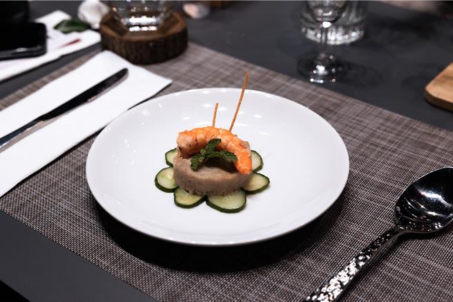 红乌龙风味餐前菜—红乌龙鲜虾起士塔克。（臺东县政府提供）