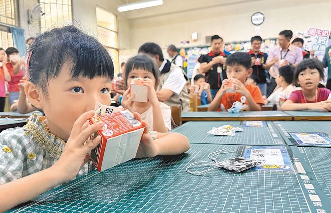 班班喝鲜乳政策原本美意是增进学童福利、兼顾产销平衡，但实际推行面却让老师忙翻、家长抱怨。（示意图／资料照）