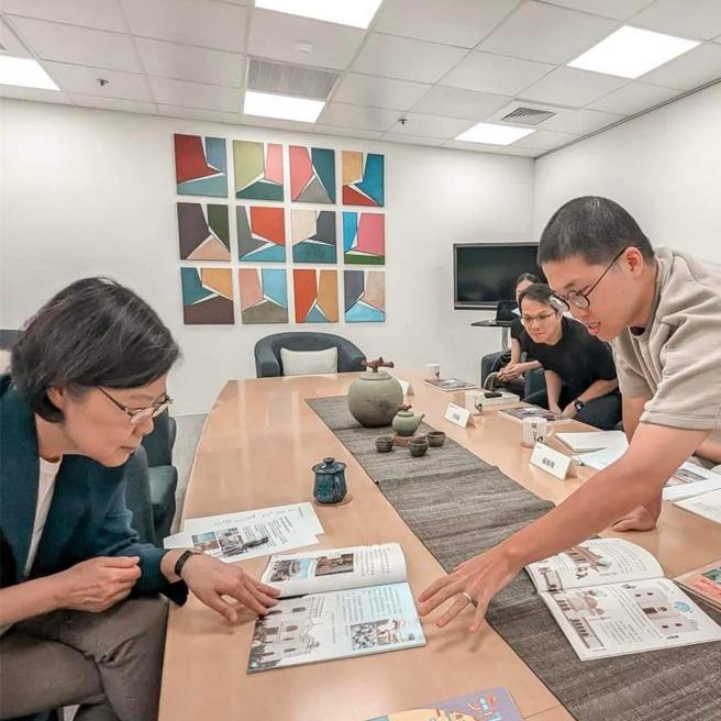 前總統蔡英文23日透過臉書社群平台透露，近來邀請新創年輕人對談。圖／蔡英文臉書