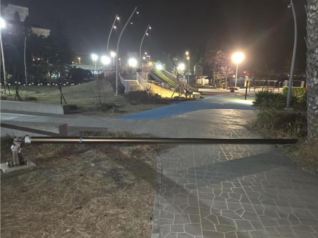 2024年10月23日澎湖县／澎湖受潭美颱风外围环流与东北季风共伴影响，刮起12级强风，民眾避免外出，马公市观音亭园区的路灯也被折断。（许逸民摄）