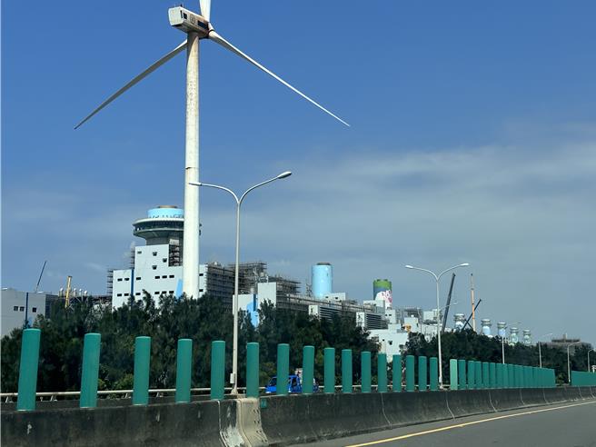 台电称桃园人口增加造成供电瓶颈，桃市府指出，这样的说法让全力配合电力建设的市府无法接受。（姜霏摄）