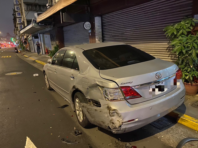 停在路旁的轎車遭撞毀損。（翻攝畫面）